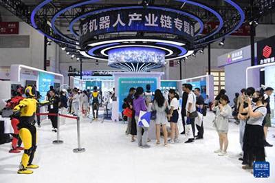 链博会公众开放日:数字科技链展区机器人秀绝技,协同作业引热潮